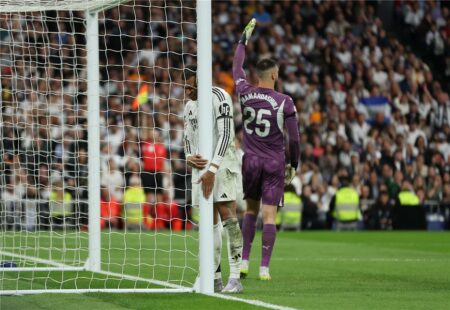 فيديو | فالنسيا يفوز على ريال مدريد في الوقت القاتل ويُقدم هدية ثمينة لـ برشلونة بالدوري الإسباني