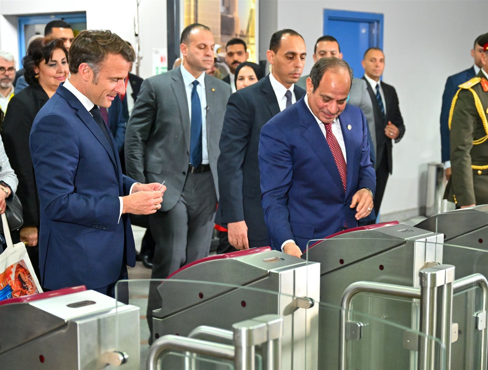 4 صور ترصد تفقد السيسي وماكرون محطة عدلي منصور التبادلية وركوب مترو الأنفاق 2 4 صور ترصد تفقد السيسي وماكرون محطة عدلي منصور التبادلية وركوب مترو الأنفاق