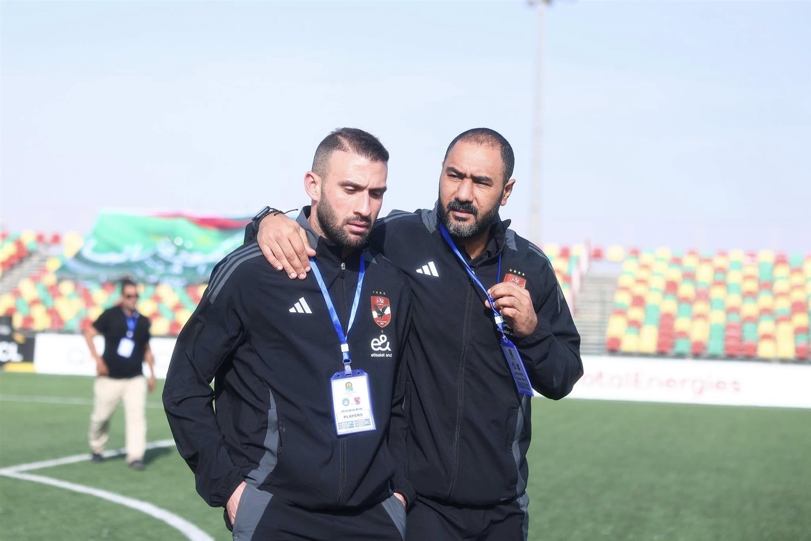 دوري أبطال أفريقيا.. لاعبو الأهلي يتفقدون ملعب "شيخا ولد بيديا" قبل مواجهة الهلال 3 دوري أبطال أفريقيا.. لاعبو الأهلي يتفقدون ملعب "شيخا ولد بيديا" قبل مواجهة الهلال