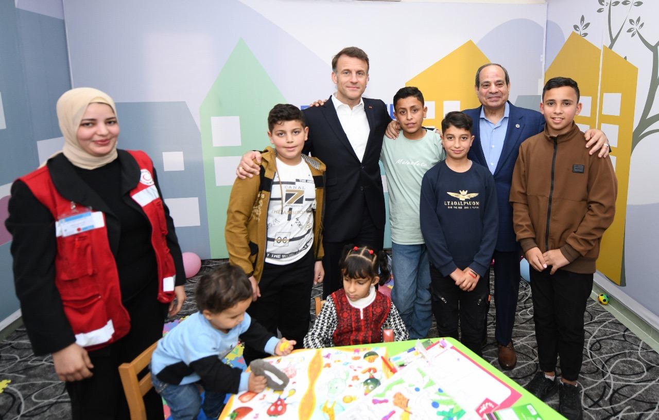 لقاء السيسي وماكرون مع المصابين الفلسطينيين بمستشفي العريش.. شاهد 1 لقاء السيسي وماكرون مع المصابين الفلسطينيين بمستشفي العريش.. شاهد