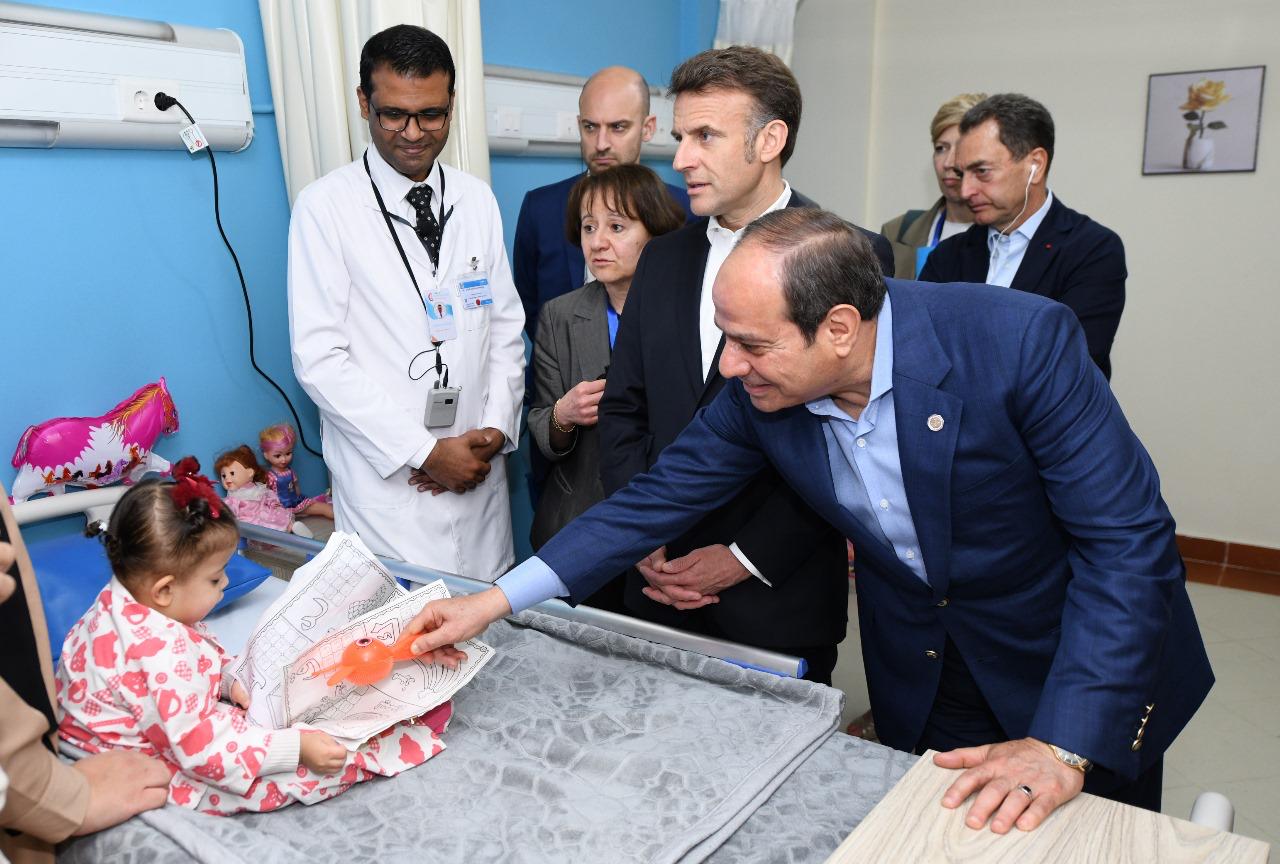 لقاء السيسي وماكرون مع المصابين الفلسطينيين بمستشفي العريش.. شاهد 18 لقاء السيسي وماكرون مع المصابين الفلسطينيين بمستشفي العريش.. شاهد