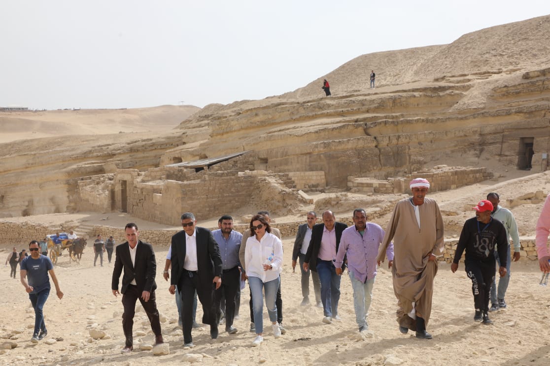 "النجار" يتابع التشغيل التجريبي لمشروع تطوير الخدمات بالمنطقة الأثرية لأهرامات الجيزة