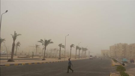 الأرصاد الجوية تحذر من سقوط أمطار ورياح مثيرة للرمال والأتربة بهذه المناطق