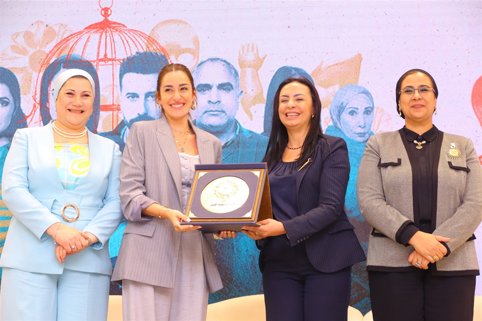 وزيرة التضامن تكرم نجوم وصناع مسلسل "لام شمسية" 8 وزيرة التضامن تكرم نجوم وصناع مسلسل "لام شمسية"