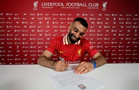 باهظة الثمن.. ديلي ميل توضح سعر ساعة محمد صلاح الفاخرة خلال توقيع عقده الجديد مع ليفربول
