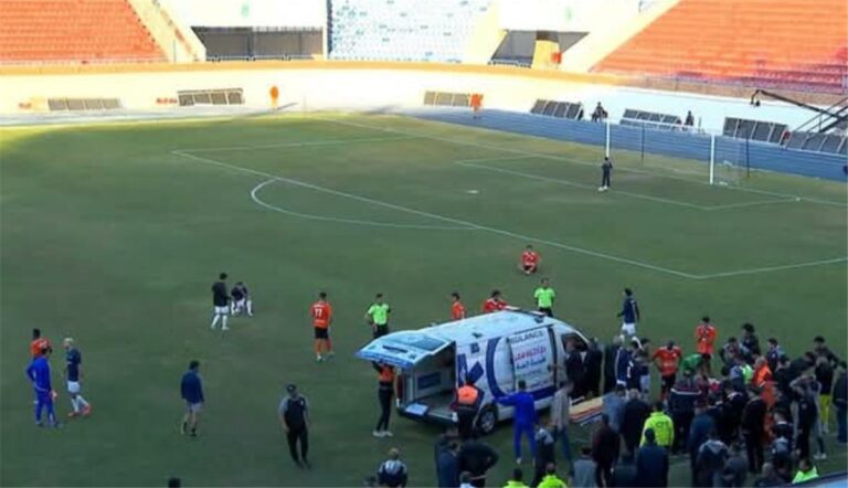 عاجل بالصور | أحمد قندوسي يتعرض لإصابة مروعة أمام فاركو.. وبكاء اللاعبين