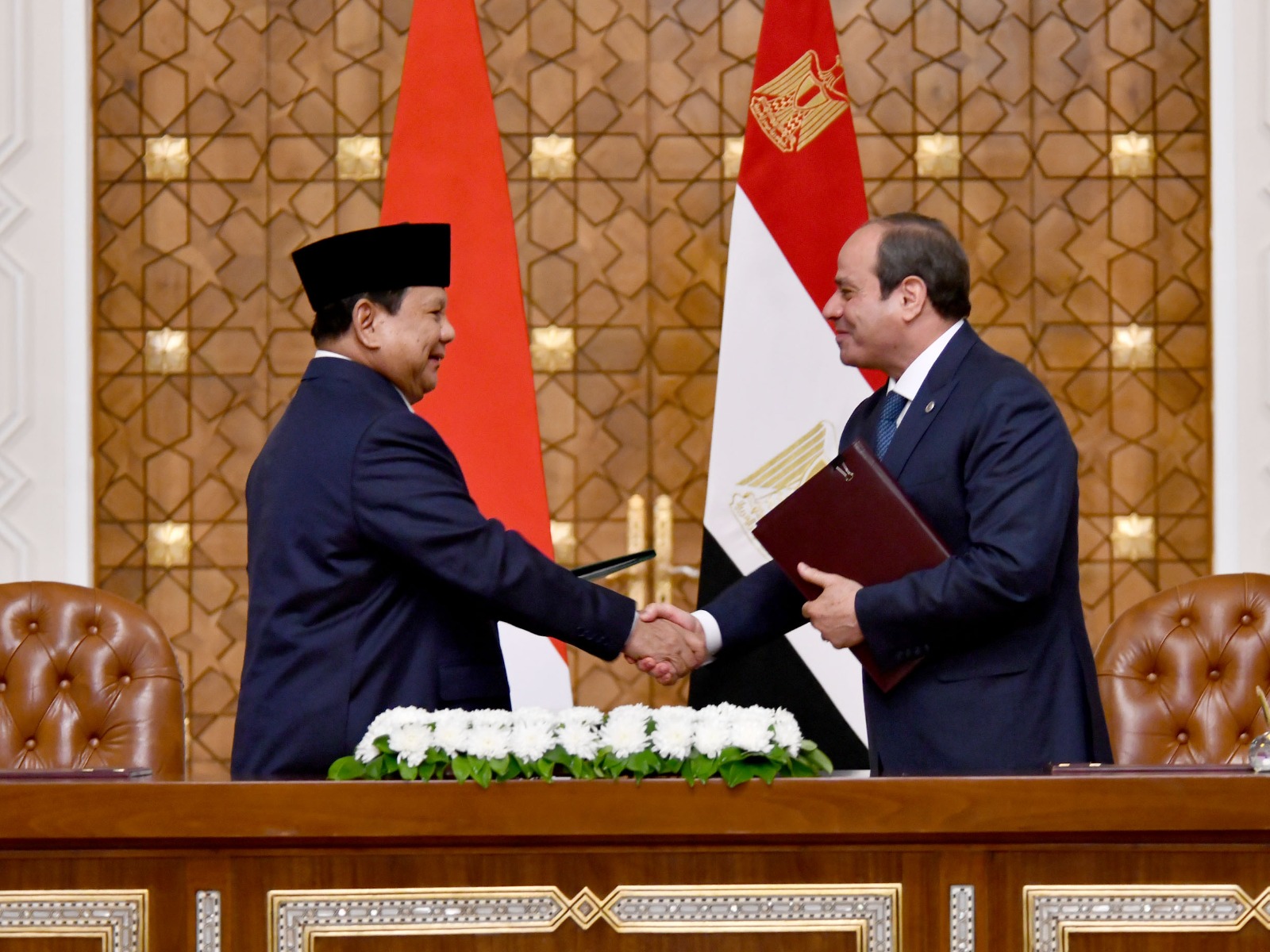 السيسي يعقد مباحثات مع الرئيس الإندونيسي ويصطحبه إلى الأكاديمية العسكرية.. فيديو وصور 4 السيسي يعقد مباحثات مع الرئيس الإندونيسي ويصطحبه إلى الأكاديمية العسكرية.. فيديو وصور