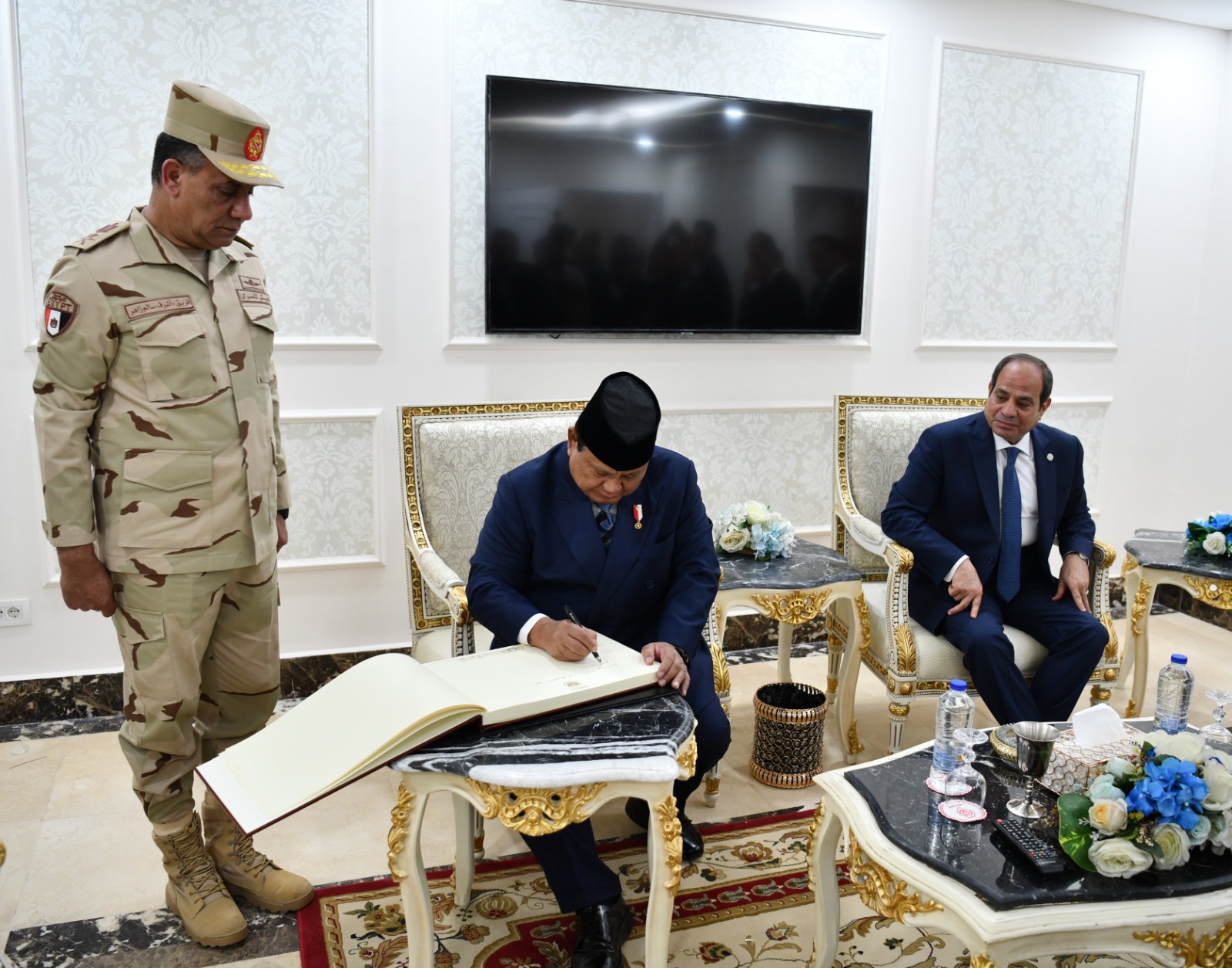 السيسي يعقد مباحثات مع الرئيس الإندونيسي ويصطحبه إلى الأكاديمية العسكرية.. فيديو وصور 22 السيسي يعقد مباحثات مع الرئيس الإندونيسي ويصطحبه إلى الأكاديمية العسكرية.. فيديو وصور