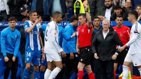 عقوبة مبابي المحتملة بعد طرده في مباراة ريال مدريد وألافيس وموقفه من مواجهة برشلونة