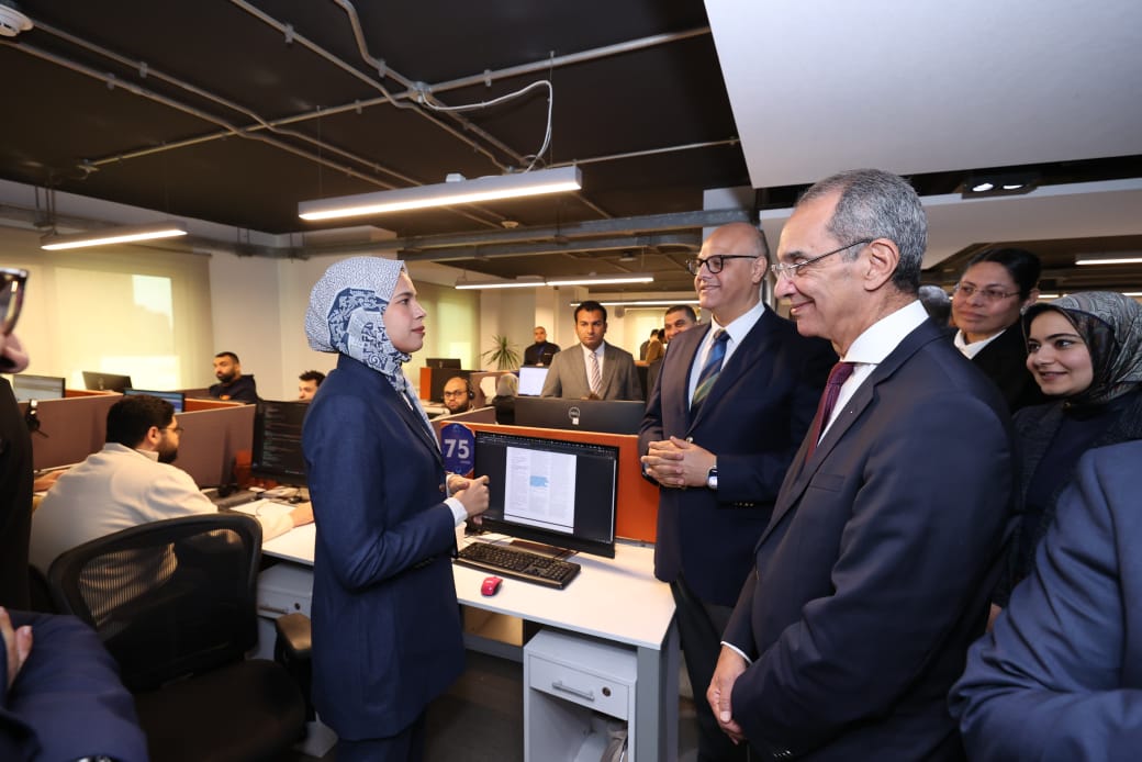 وزير الاتصالات يزور فرع شركة سيليكون إكسبرت الأمريكية الرائدة في إدارة وتحليل بيانات المكونات الإلكترونية 5 وزير الاتصالات يزور فرع شركة سيليكون إكسبرت الأمريكية الرائدة في إدارة وتحليل بيانات المكونات الإلكترونية