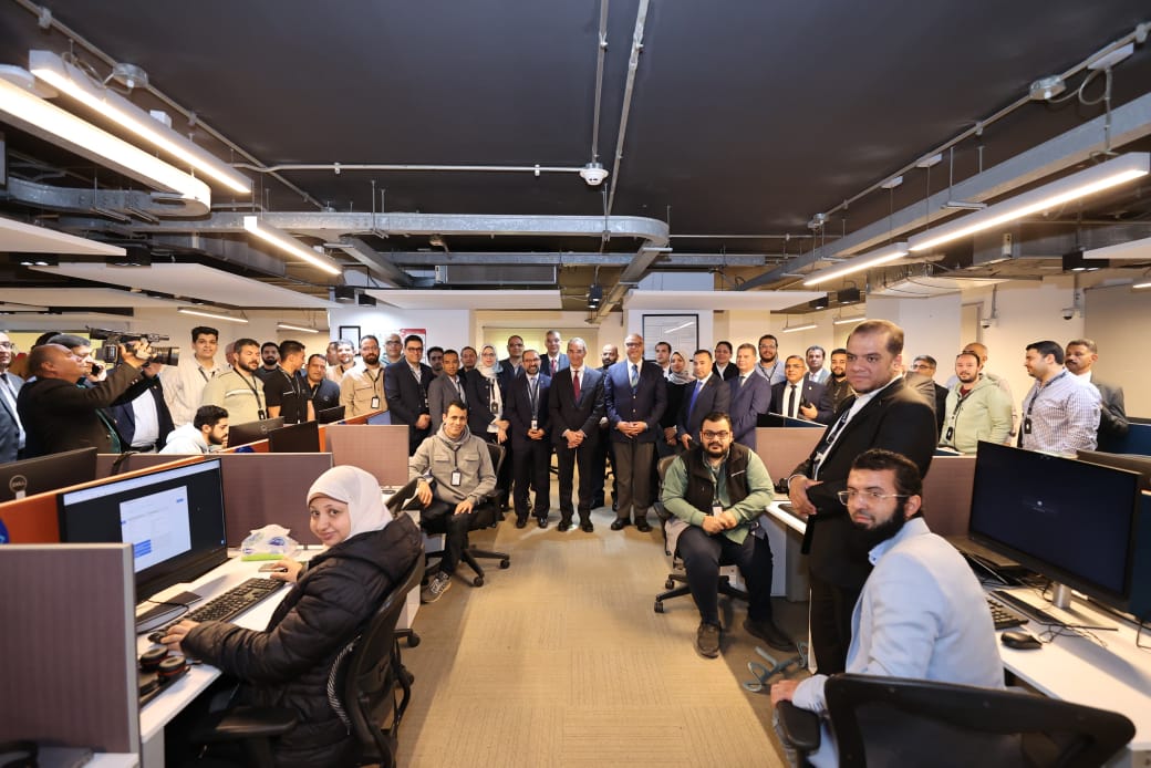وزير الاتصالات يزور فرع شركة سيليكون إكسبرت الأمريكية الرائدة في إدارة وتحليل بيانات المكونات الإلكترونية 3 وزير الاتصالات يزور فرع شركة سيليكون إكسبرت الأمريكية الرائدة في إدارة وتحليل بيانات المكونات الإلكترونية