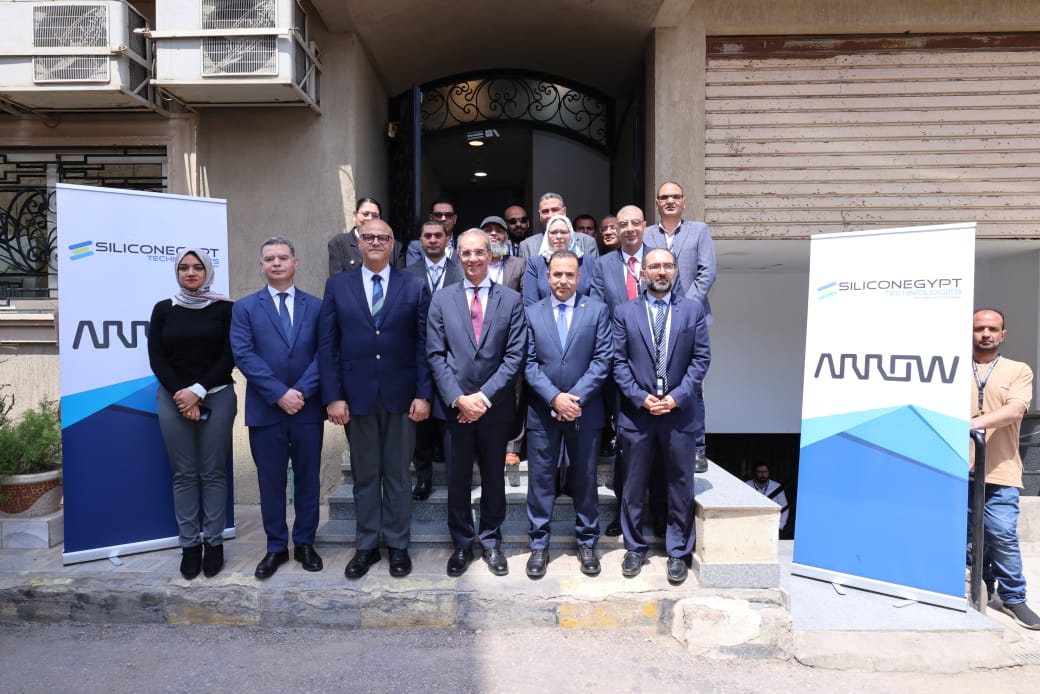وزير الاتصالات يزور فرع شركة سيليكون إكسبرت الأمريكية الرائدة في إدارة وتحليل بيانات المكونات الإلكترونية 2 وزير الاتصالات يزور فرع شركة سيليكون إكسبرت الأمريكية الرائدة في إدارة وتحليل بيانات المكونات الإلكترونية
