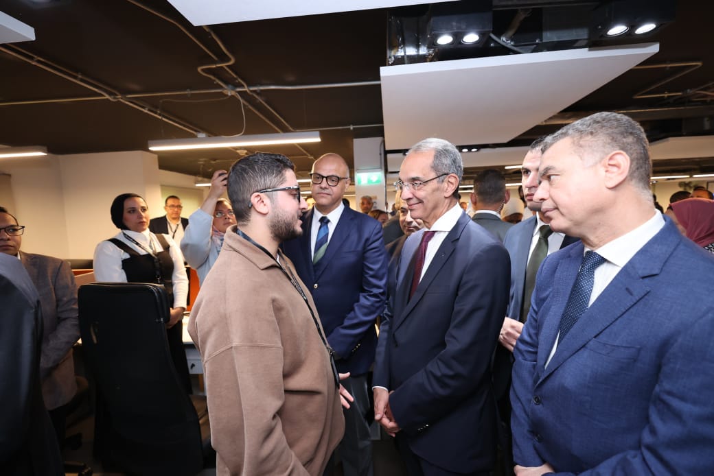 وزير الاتصالات يزور فرع شركة سيليكون إكسبرت الأمريكية الرائدة في إدارة وتحليل بيانات المكونات الإلكترونية 4 وزير الاتصالات يزور فرع شركة سيليكون إكسبرت الأمريكية الرائدة في إدارة وتحليل بيانات المكونات الإلكترونية