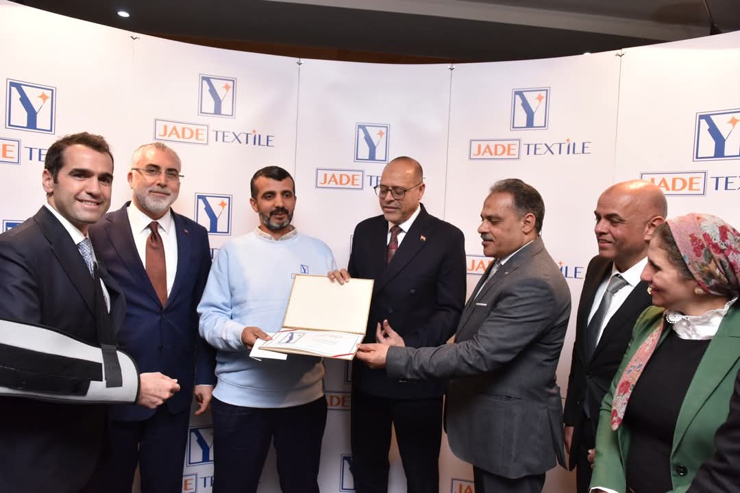 وزير العمل يصطحب نظيره التركي في زيارة إلى شركة "جيد تكستايل" بالعاشر من رمضان 8 وزير العمل يصطحب نظيره التركي في زيارة إلى شركة "جيد تكستايل" بالعاشر من رمضان