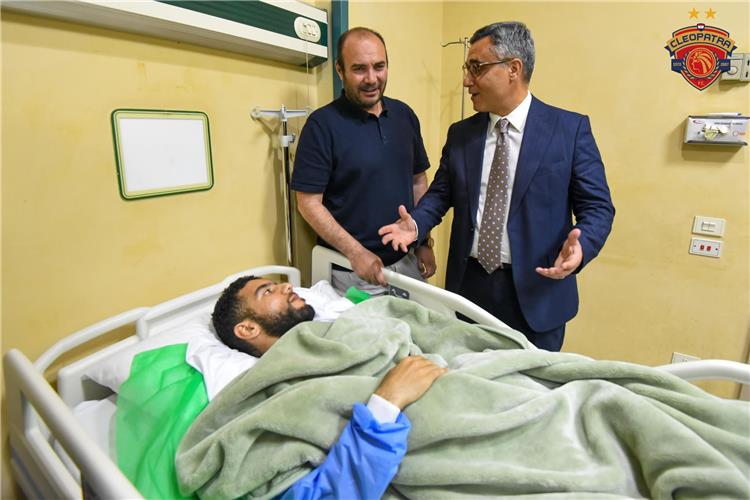 صور | سفير الجزائر في مصر يزور أحمد قندوسي بعد خضوعه للجراحة