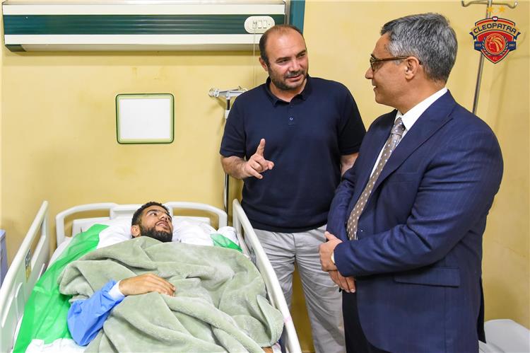صور | سفير الجزائر في مصر يزور أحمد قندوسي بعد خضوعه للجراحة