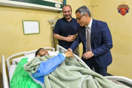 صور | سفير الجزائر في مصر يزور أحمد قندوسي بعد خضوعه للجراحة