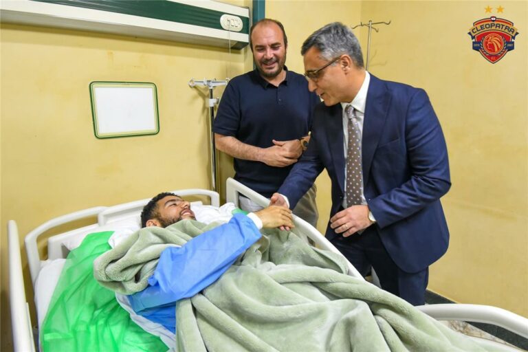 صور | سفير الجزائر في مصر يزور أحمد قندوسي بعد خضوعه للجراحة