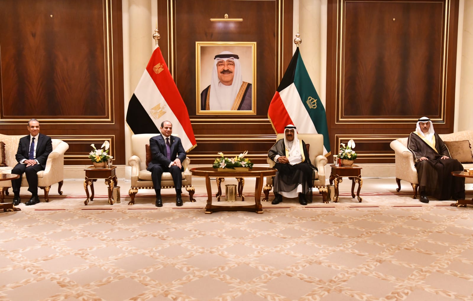 12 صورة ترصد وصول الرئيس السيسي الكويت.. والشيخ مشعل في مقدمة مستقبليه 10 12 صورة ترصد وصول الرئيس السيسي الكويت.. والشيخ مشعل في مقدمة مستقبليه
