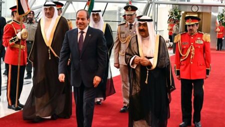 12 صورة ترصد وصول الرئيس السيسي الكويت.. والشيخ مشعل في مقدمة مستقبليه