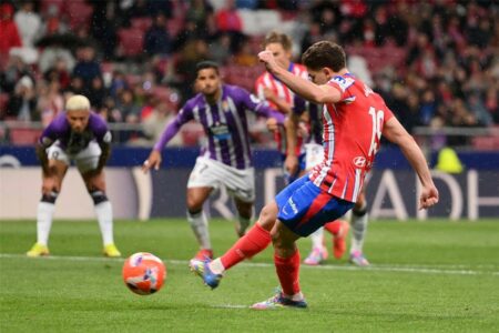 ألفاريز يقود أتلتيكو مدريد لقب الطاولة على بلد الوليد في الدوري الإسباني