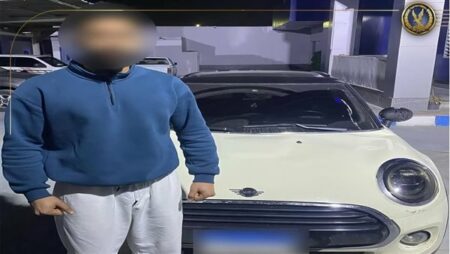 فيديو لشرطي يتشبث بسيارة.. الداخلية تكشف السبب