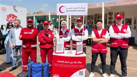 بمنتجات يدوية وخدمات تطوعية.. الهلال الأحمر المصري يشارك في معرض «ديارنا زهور الربيع»
