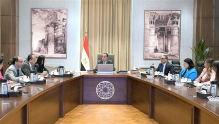 رئيس الوزراء يتابع مع وزيرة التضامن الاجتماعي ملفات عمل الوزارة