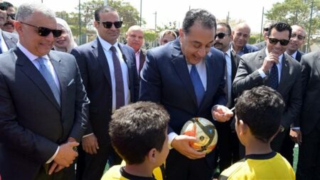 بعد حديث أبوي.. رئيس الوزراء يوقّع إهداء على «كرة» لطفل في معسكر القرش بالإسماعيلية