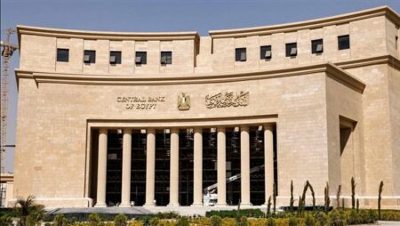 خفض الفائدة يدعم الصناعة ويحرك التجارة ويُحفز الاستثمارات في الاتصالات والبورصة