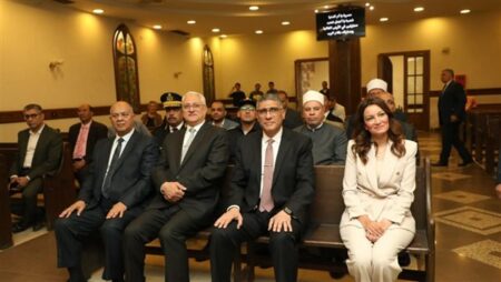 محافظ الجيزة يزور الكنيسة الإنجيلية للتهنئة بعيد القيامة المجيد