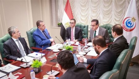 وزيرا الصحة والاستثمار يبحثان وضع آليات وحلول لتخفيف الأعباء المالية وتشجيع الاستثمار