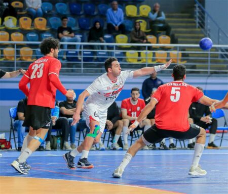 نائب رئيس الزمالك يعقد جلسة مع مدرب فريق اليد بعد خسارة كأس مصر.. وتهديد صريح للاعبين