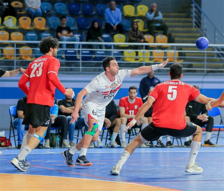 نائب رئيس الزمالك يعقد جلسة مع مدرب فريق اليد بعد خسارة كأس مصر.. وتهديد صريح للاعبين