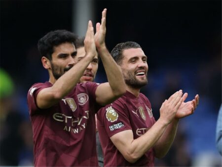 جوندوجان يُشيد بلاعب مانشستر سيتي: صنع الفارق أمام إيفرتون