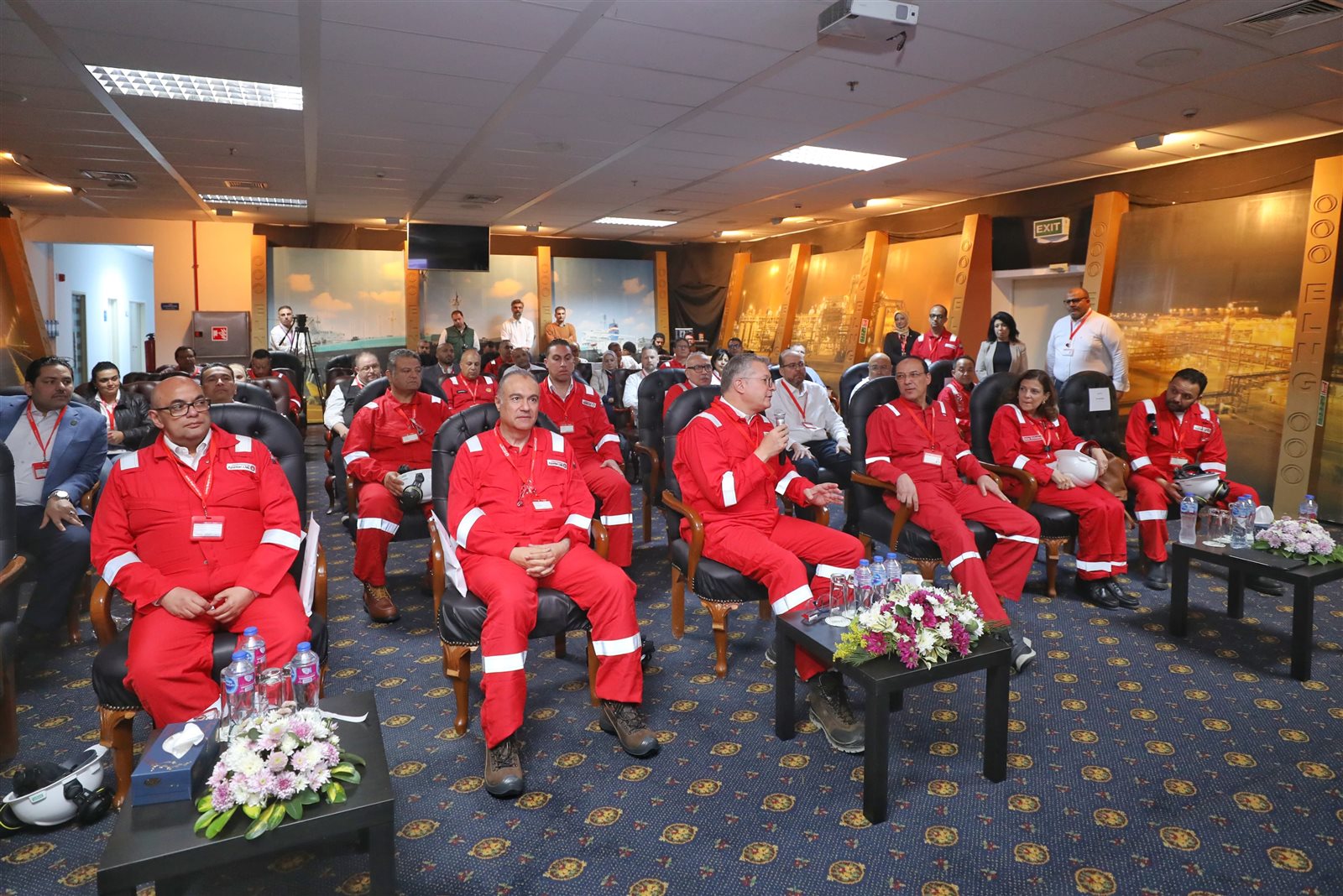 وزير البترول يتفقد مجمع إدكو للغاز الطبيعي المسال 8 وزير البترول يتفقد مجمع إدكو للغاز الطبيعي المسال