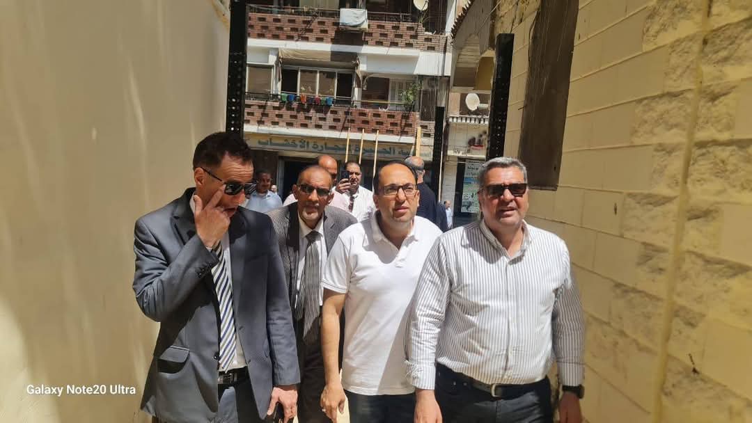 صور.. السكرتير المساعد يتفقد أعمال رفع كفاءة وصيانة كوبري المشاة بمزلقان الجيزة 1 صور.. السكرتير المساعد يتفقد أعمال رفع كفاءة وصيانة كوبري المشاة بمزلقان الجيزة