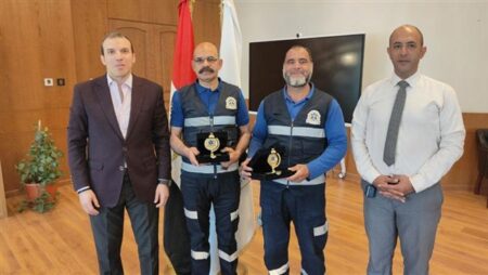 رئيس "الإسعاف" يكرم أبطال واقعة رد أمانات مالية بـ 6.5 مليون جنيه بالمنيا