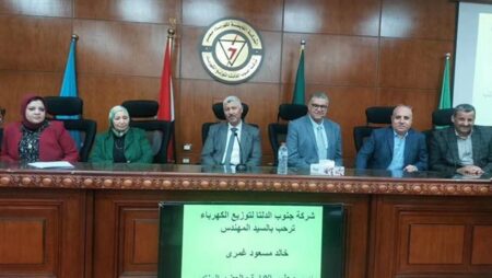 رئيس جنوب الدلتا لتوزيع الكهرباء يعقد اجتماعًا موسعًا مع قيادات الشركة