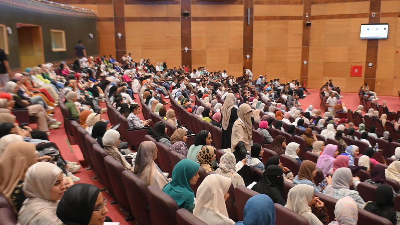 برنامج "اختراق سوق العمل" لدعم وتأهيل طلاب الجامعات يواصل فعالياته بجامعة سوهاج.. صور