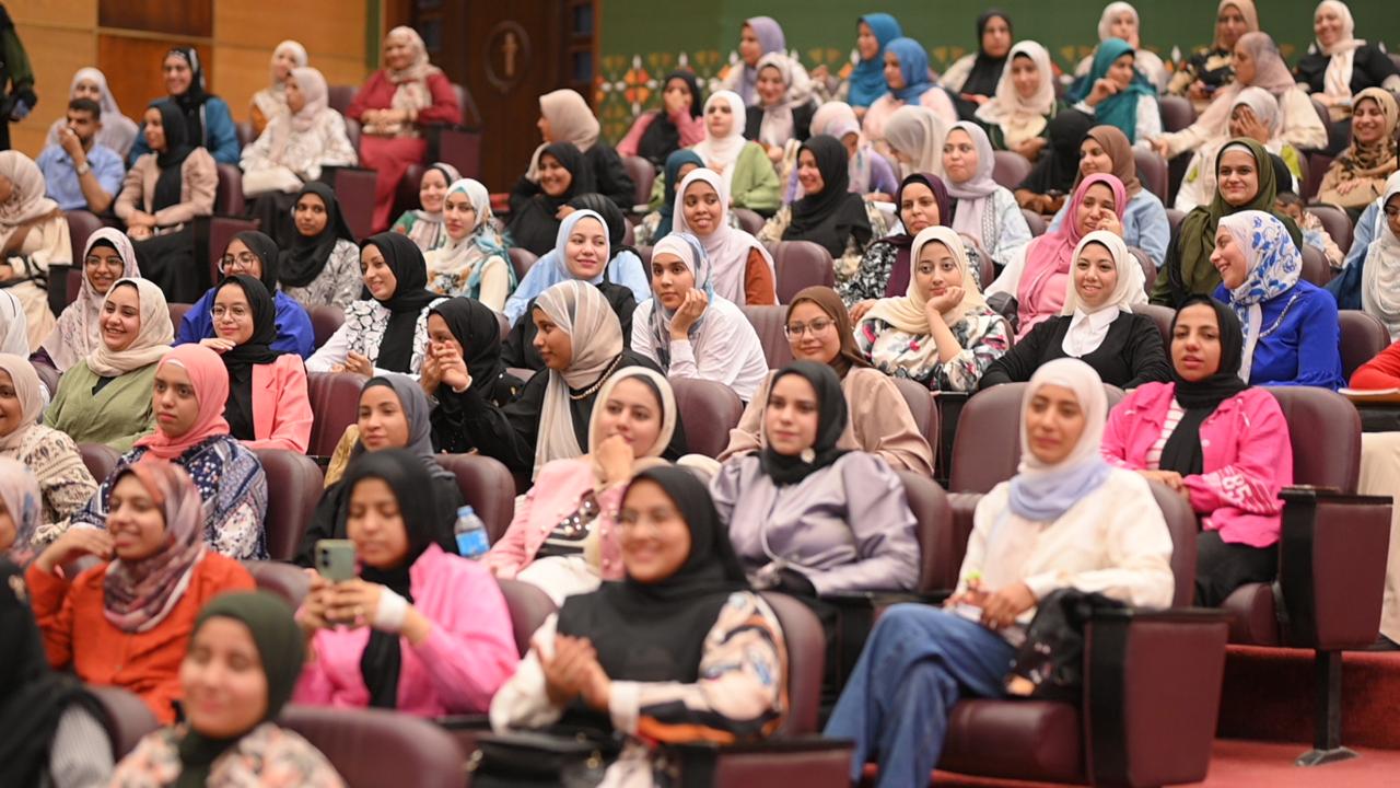 برنامج "اختراق سوق العمل" لدعم وتأهيل طلاب الجامعات يواصل فعالياته بجامعة سوهاج.. صور