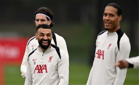 كاراجر يستشهد بـ دي بروين.. ويدافع عن تجديد عقد محمد صلاح مع ليفربول