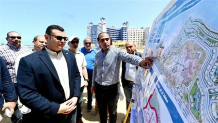 وزير الإسكان يتفقد مشروع إنشاء ممشى الخدمات وأعمال رفع كفاءة الكباري بمارينا 5