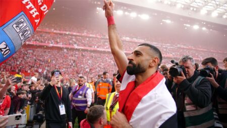 بـغمزة.. محمد صلاح يذكر جمهور ليفربول بوعد قديم بعد حسم لقب الدوري الإنجليزي
