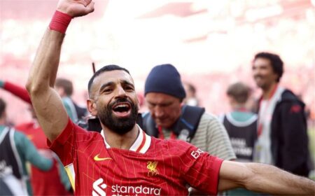 محمد صلاح يُفسر احتفاله بالـسيلفي مع جماهير ليفربول.. ويؤكد: هذا اللقب يُظهر قدراتي