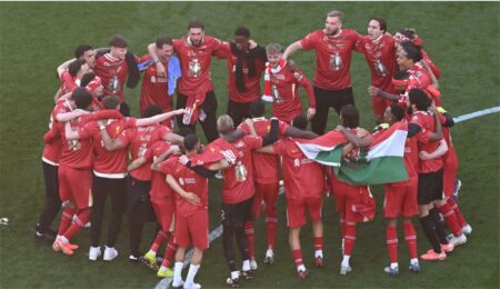 موعد رفع ليفربول كأس الدوري الإنجليزي 202425