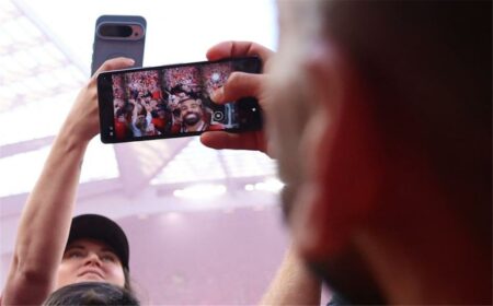 ديلي ميل تكشف السبب الحقيقي وراء احتفال محمد صلاح بـالسيلفي مع جماهير ليفربول
