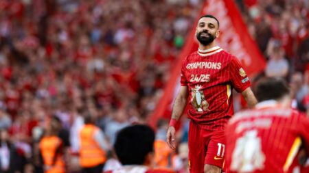 بسبب الـشمبانيا.. لفتة مثالية من ليفربول تجاه محمد صلاح خلال احتفالات التتويج بـ الدوري الإنجليزي