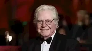 حسين فهمي يلتقي مينا مسعود في معرض الكتاب بـ أبو ظبي.. هذا ما حدث بينهما؟