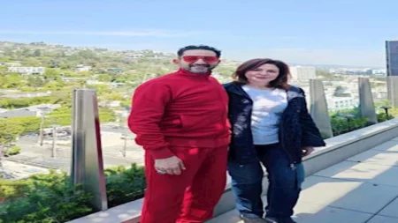إلهام شاهين تنشر صورا مع أحمد حلمي بشوارع لوس أنجلوس
